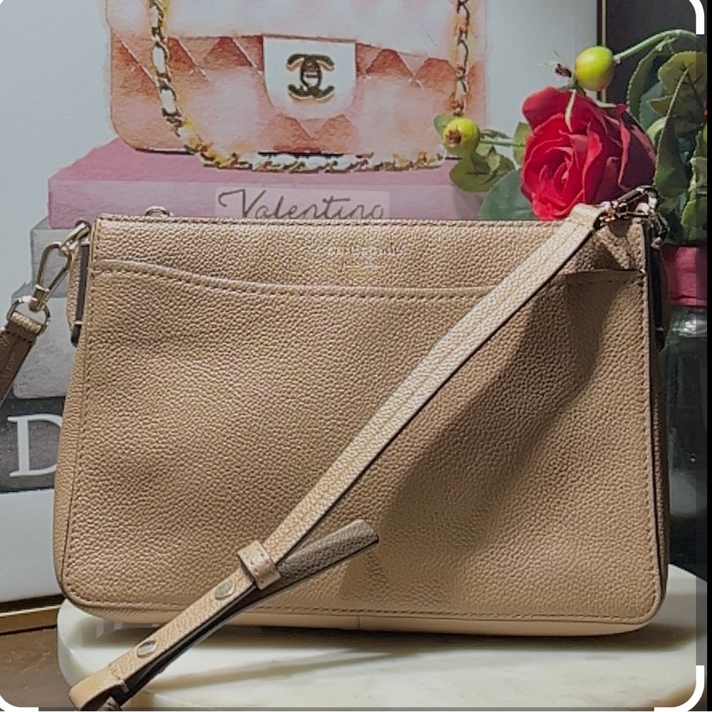 Kate Spade Margaux Medium
Convertible Crossbody / clutch EUC